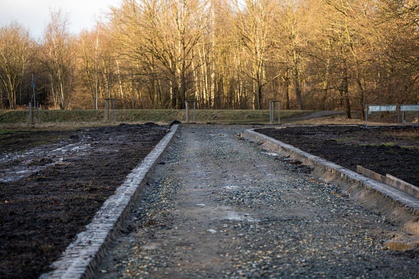 Droga dla pieszych i rowerów przy ulicy Koziej na Maślicach nabiera kształtu